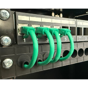 Panneau de gestion de câbles 24 ports avec bouchons de blocage