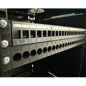 Panneau de gestion de câbles 24 ports avec bouchons de blocage